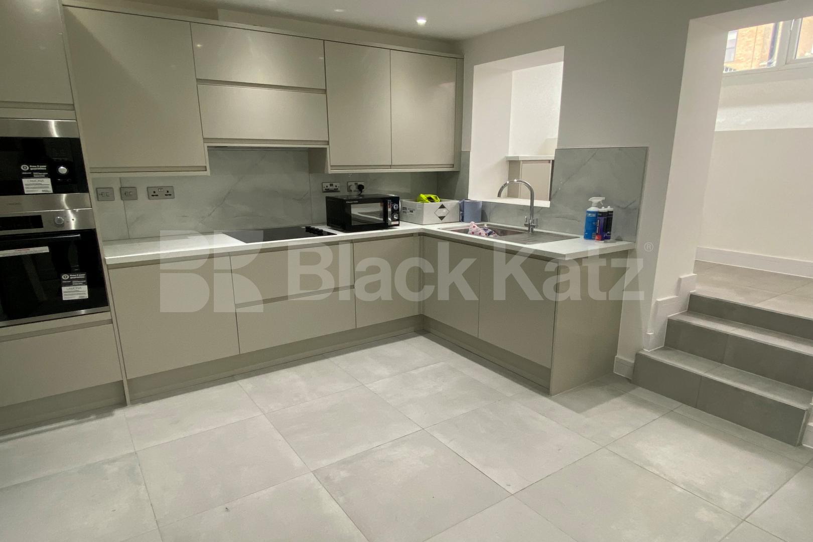 Bright studio, newly refurbished studio apartment with roof terrace. Old Kent Road, Bermondsey / Elephant and Castle